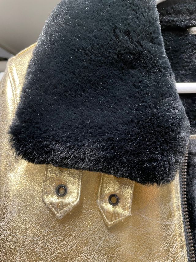 Chaqueta perfecto biker dorada forrada, abriga!