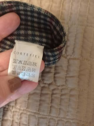 pantalón pitillo, con bolsillos laterales y traser