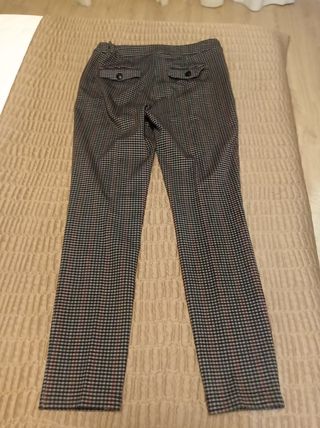 pantalón pitillo, con bolsillos laterales y traser