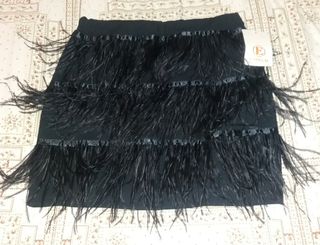 Falda negra con plumas
