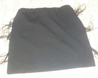Falda negra con plumas