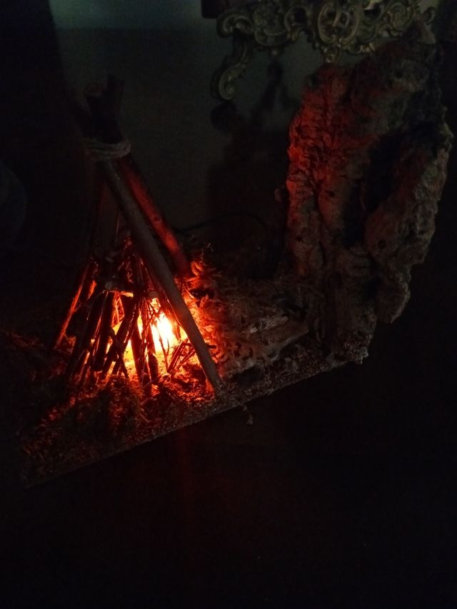 Fogata con bombilla imitando fuego