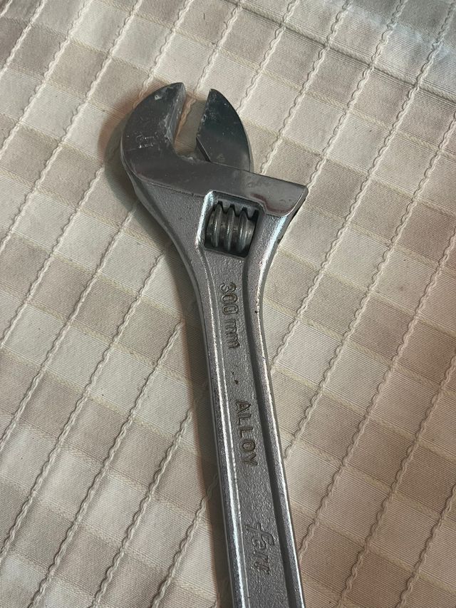llave inglesa grande