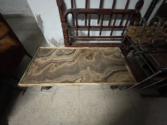 Bonita mesa baja de  mármol.