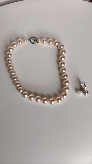 Collar de perlas y anillo