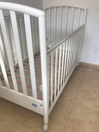 Cuna madera laterales abatibles tipo colecho.