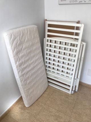 Cuna madera laterales abatibles tipo colecho.