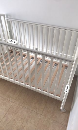 Cuna madera laterales abatibles tipo colecho.