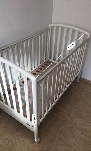 Cuna madera laterales abatibles tipo colecho.