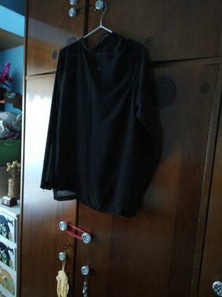 blusa negra. 