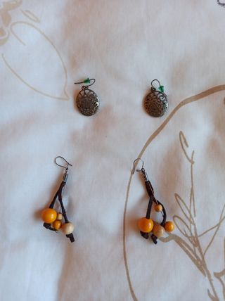 Dos pares de pendientes