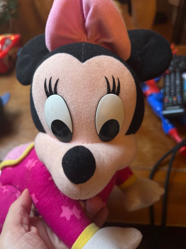 Muñeco de minie gatea