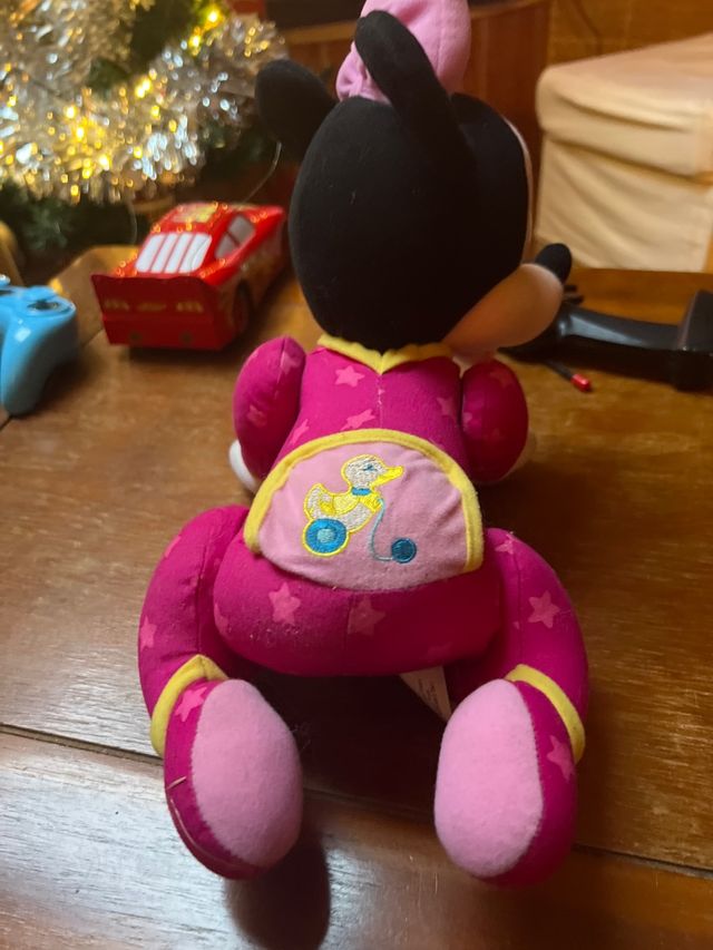 Muñeco de minie gatea