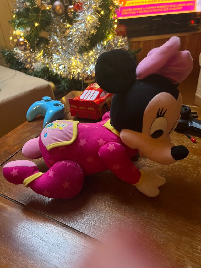 Muñeco de minie gatea