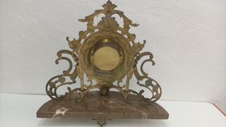 Reloj de mesa antiguo de bronce y mármol