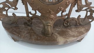 Reloj de mesa antiguo de bronce y mármol