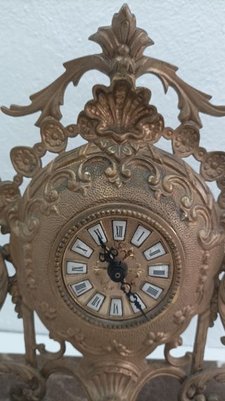 Reloj de mesa antiguo de bronce y mármol
