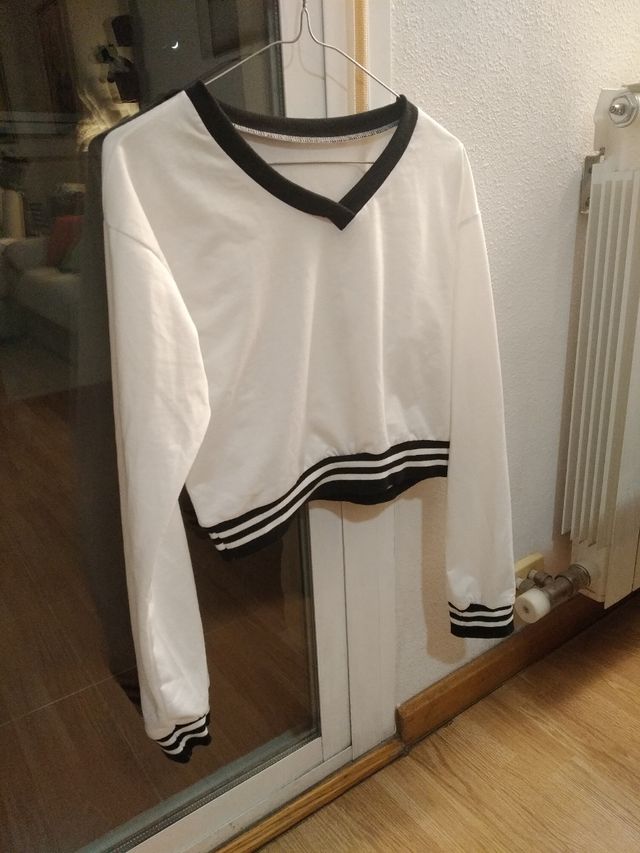 Sudadera blanca con escote en pico