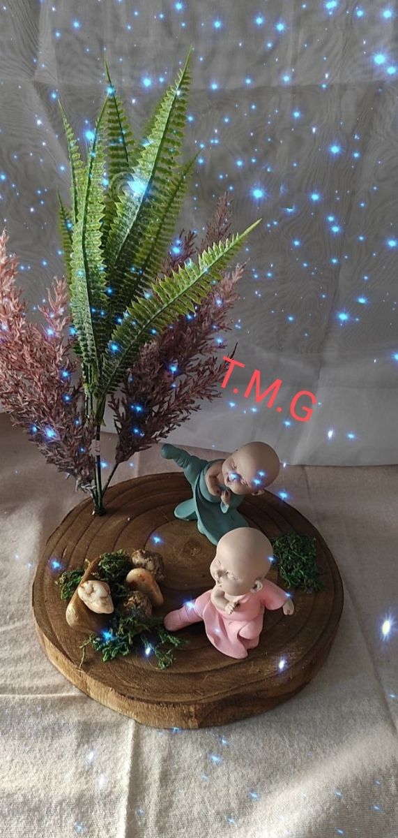 budas con pie de madera y arbol