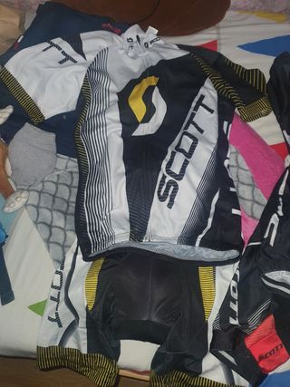 Dos conjuntos bici scott 140 euros ,
