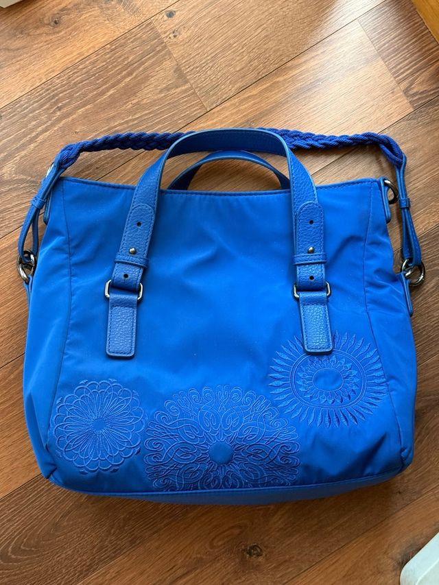 Bolso Desigual azul eléctrico de tamaño mediano.
