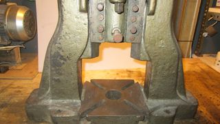 Prensa manual antigua de taller – funciona bien