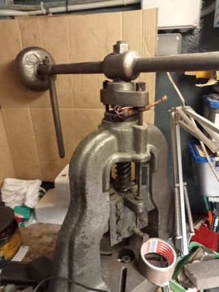 Prensa manual antigua de taller – funciona bien