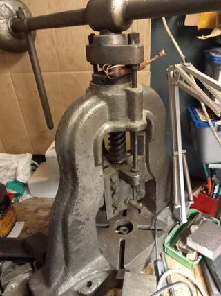 Prensa manual antigua de taller – funciona bien