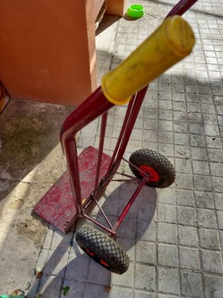 Carretilla con ruedas inflables una rueda pinchada