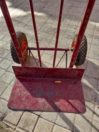 Carretilla con ruedas inflables una rueda pinchada