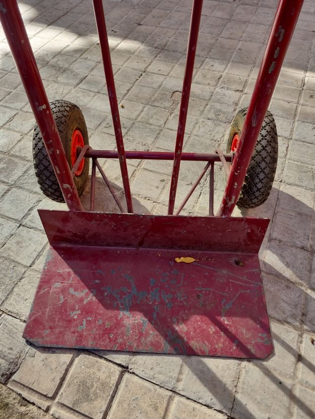 Carretilla con ruedas inflables una rueda pinchada