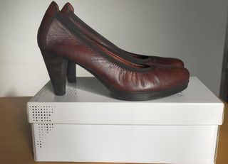 Zapato salón marrón oscuro piel