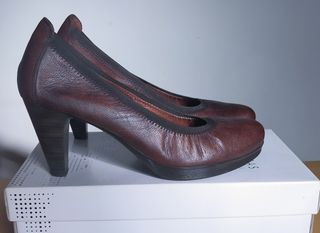 Zapato salón marrón oscuro piel