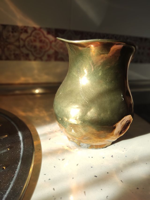 Jarra antigua de bronce. año 1960 aprox.