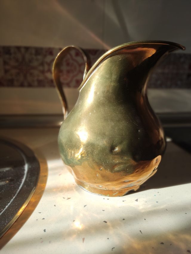 Jarra antigua de bronce. año 1960 aprox.