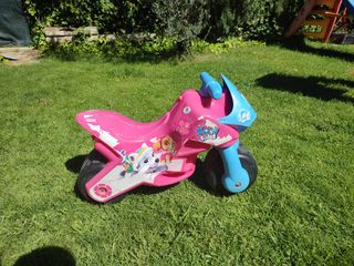 Moto correpasillos de la patrulla canina