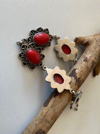 Pulsera en plata y piedras de jaspe rojo. 