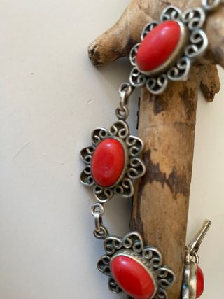 Pulsera en plata y piedras de jaspe rojo. 
