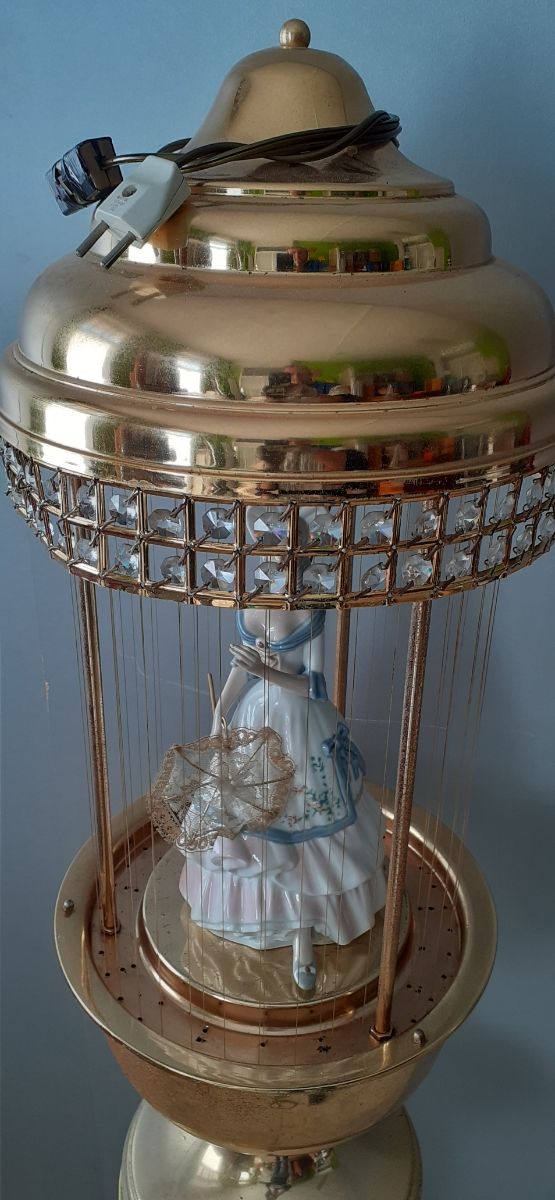 Lámpara de aceite y figura