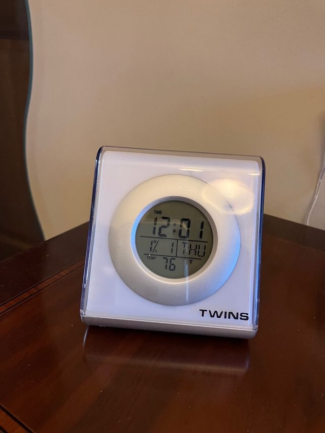 Reloj despertador , cambia de colores.