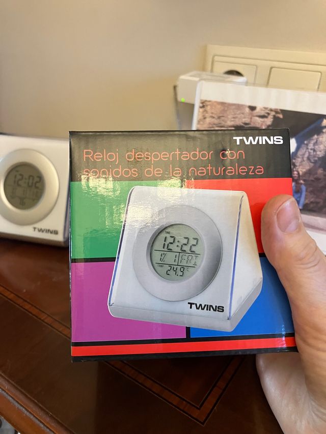 Reloj despertador , cambia de colores.