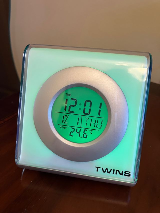 Reloj despertador , cambia de colores.