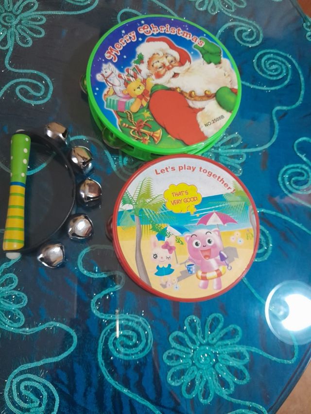 PANDERETAS Y CORONA DE CASCABELES.