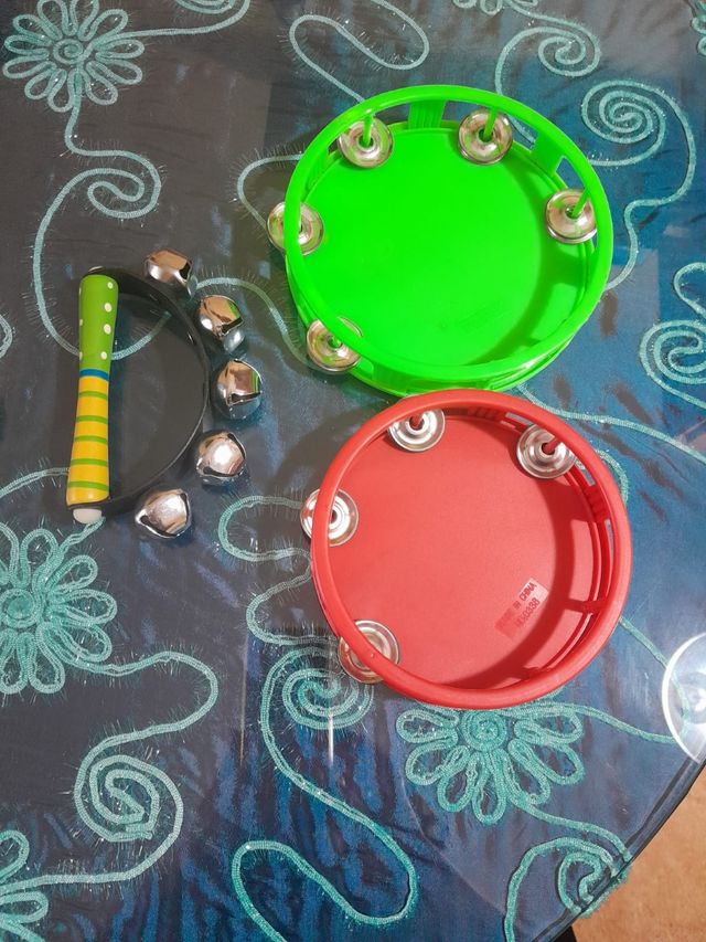 PANDERETAS Y CORONA DE CASCABELES.