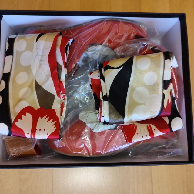 Sandalia cuña de piel, color coral. Marca Logan