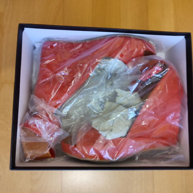 Sandalia cuña de piel, color coral. Marca Logan