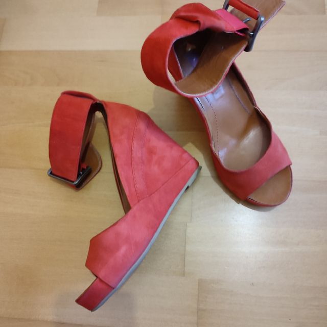 Sandalia cuña de piel, color coral. Marca Logan