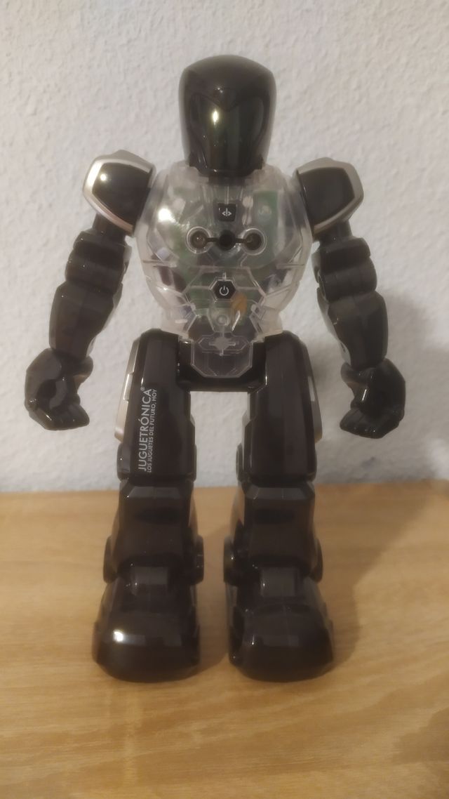 Robot con telecomando o app per la programmazione. Juguetronica