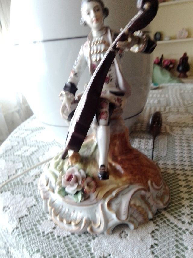 Figura de porcelana de musico