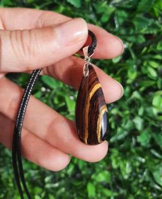 Colgante de Ojo de Hierro y Plata de Ley.